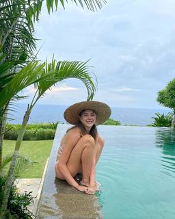 Seyma Subasi feet photo thumbnail