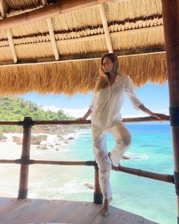 Seyma Subasi feet photo thumbnail