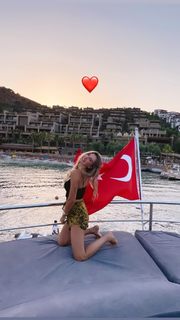 Seyma Subasi feet photo thumbnail