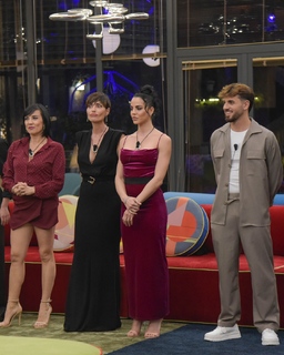 Shaila Gatta feet photo thumbnail