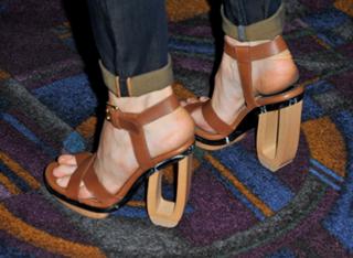 Shailene Woodley feet photo thumbnail