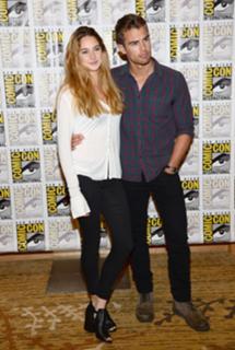 Shailene Woodley feet photo thumbnail