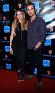 Shailene Woodley feet photo thumbnail