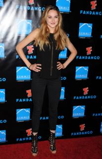 Shailene Woodley feet photo thumbnail