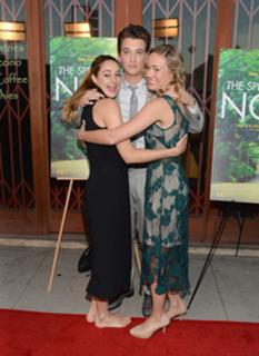Shailene Woodley feet photo thumbnail
