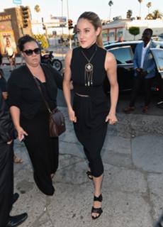Shailene Woodley feet photo thumbnail