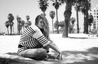 Shailene Woodley feet photo thumbnail