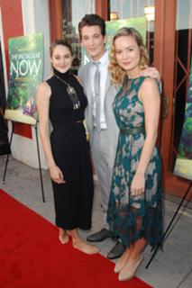 Shailene Woodley feet photo thumbnail