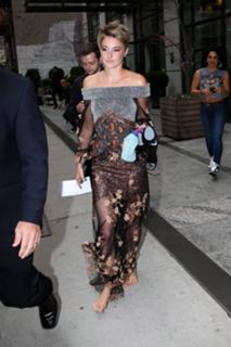 Shailene Woodley feet photo thumbnail