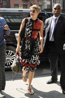 Shailene Woodley feet photo thumbnail