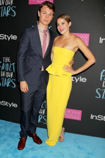 Shailene Woodley feet photo thumbnail