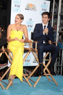 Shailene Woodley feet photo thumbnail