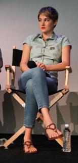 Shailene Woodley feet photo thumbnail