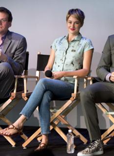 Shailene Woodley feet photo thumbnail