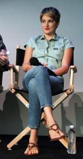 Shailene Woodley feet photo thumbnail