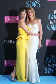 Shailene Woodley feet photo thumbnail