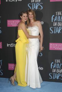 Shailene Woodley feet photo thumbnail