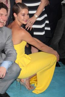 Shailene Woodley feet photo thumbnail