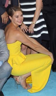 Shailene Woodley feet photo thumbnail