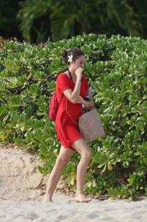 Shailene Woodley feet photo thumbnail