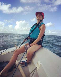 Shailene Woodley feet photo thumbnail