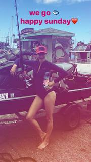 Shailene Woodley feet photo thumbnail