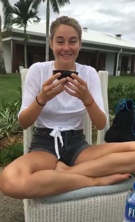 Shailene Woodley feet photo thumbnail