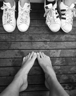 Shailene Woodley feet photo thumbnail