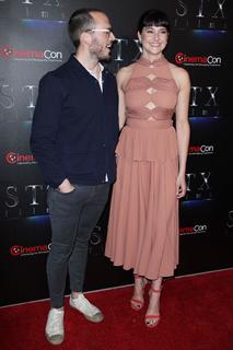Shailene Woodley feet photo thumbnail