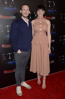 Shailene Woodley feet photo thumbnail