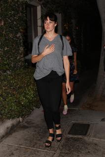 Shailene Woodley feet photo thumbnail
