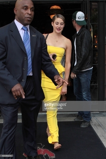 Shailene Woodley feet photo thumbnail