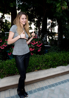Shailene Woodley feet photo thumbnail