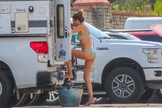 Shailene Woodley feet photo thumbnail