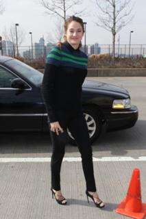 Shailene Woodley feet photo thumbnail