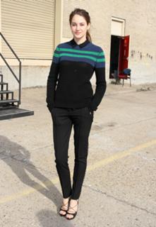 Shailene Woodley feet photo thumbnail