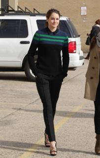 Shailene Woodley feet photo thumbnail
