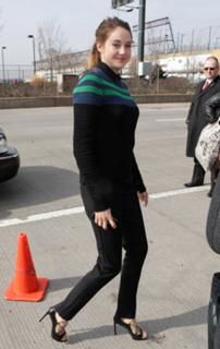 Shailene Woodley feet photo thumbnail
