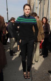Shailene Woodley feet photo thumbnail