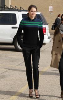 Shailene Woodley feet photo thumbnail
