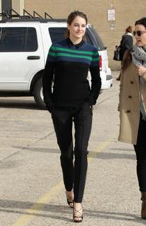 Shailene Woodley feet photo thumbnail
