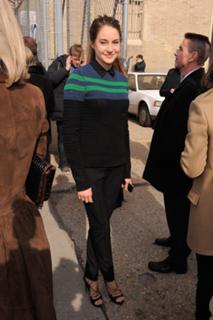 Shailene Woodley feet photo thumbnail