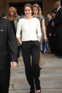 Shailene Woodley feet photo thumbnail