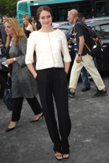 Shailene Woodley feet photo thumbnail