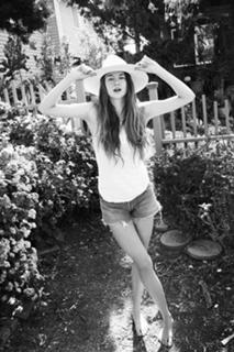 Shailene Woodley feet photo thumbnail