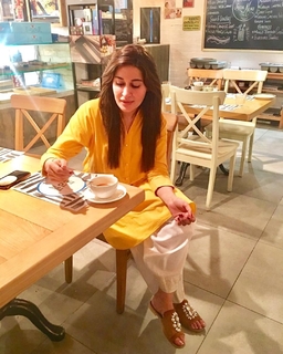 Shaista Lodhi feet photo thumbnail