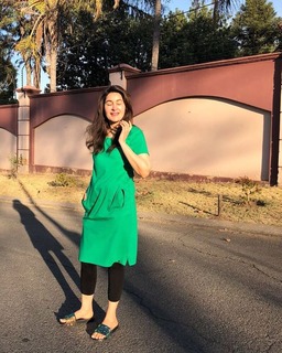 Shaista Lodhi feet photo thumbnail