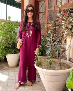 Shaista Lodhi feet photo thumbnail