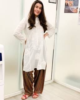 Shaista Lodhi feet photo thumbnail