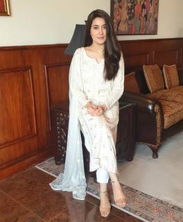 Shaista Lodhi feet photo thumbnail